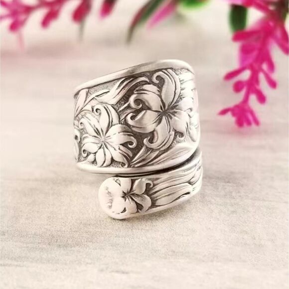 Vintage Adjustable Flower Ring – Dainty Floral Band, Retro Boho Style Jewelry - Picture 2 of 7